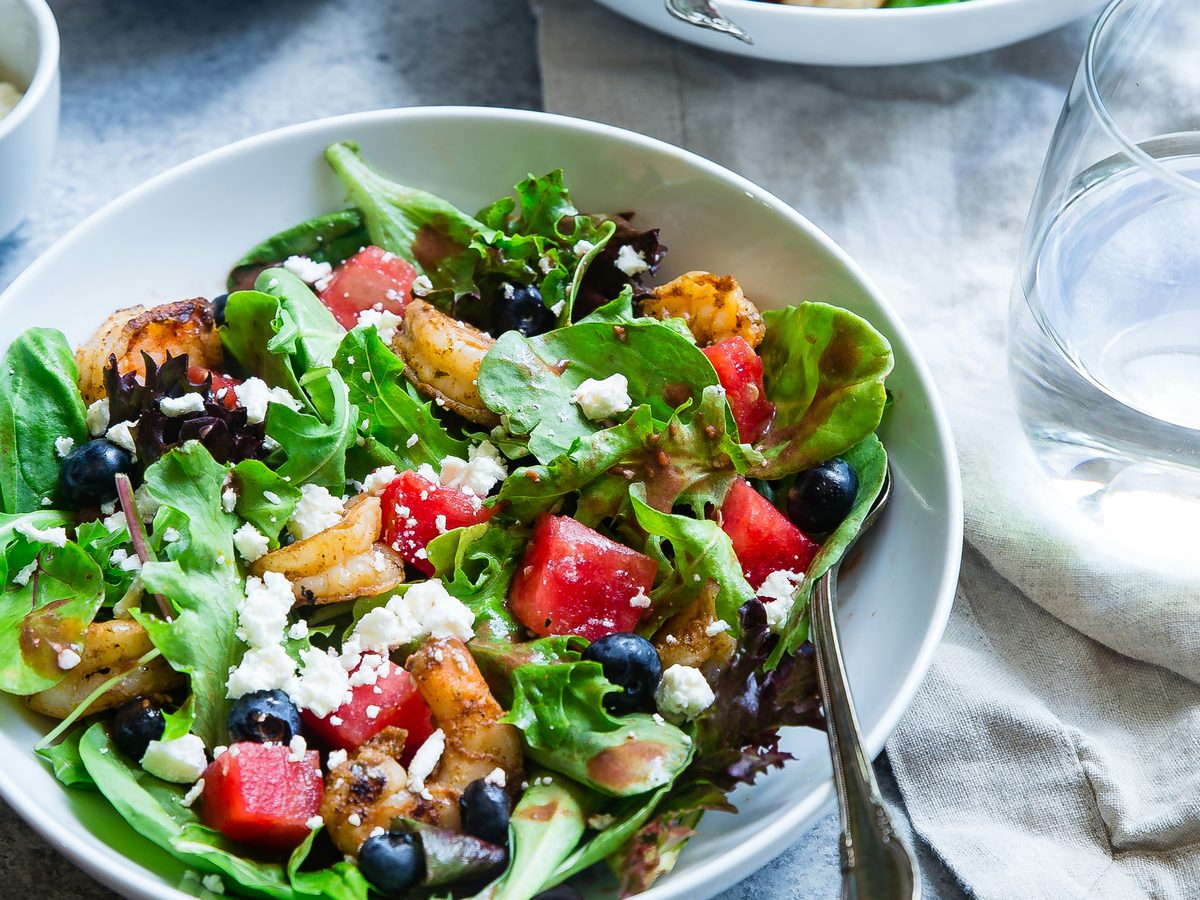 Frischer Salat mit Obst und Gemüse