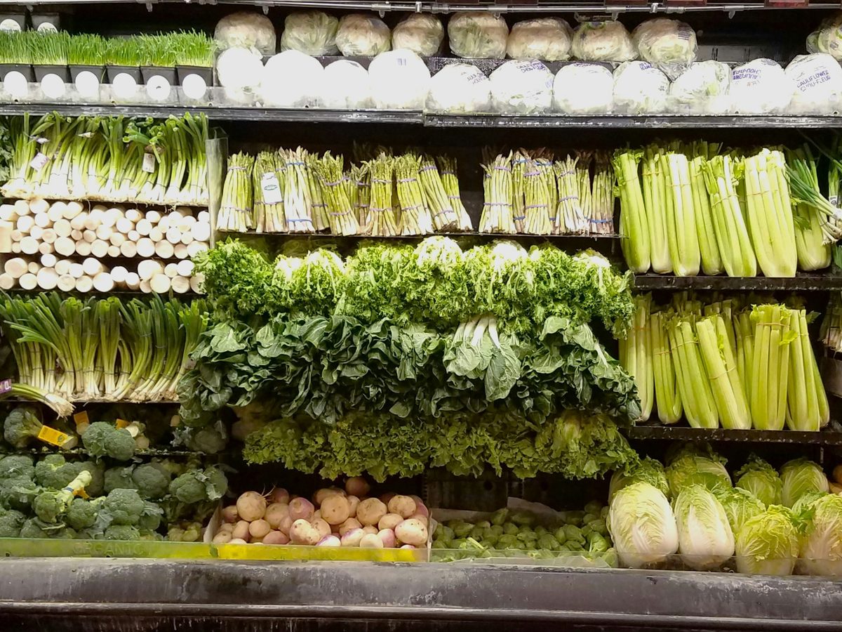 Gut sortierte Gemüseabteilung im Supermarkt