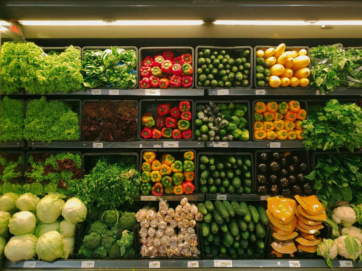 Frische Lebensmittel im Supermarktregal