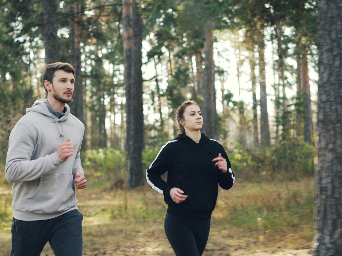 Zwei Personen beim Joggen im Wald