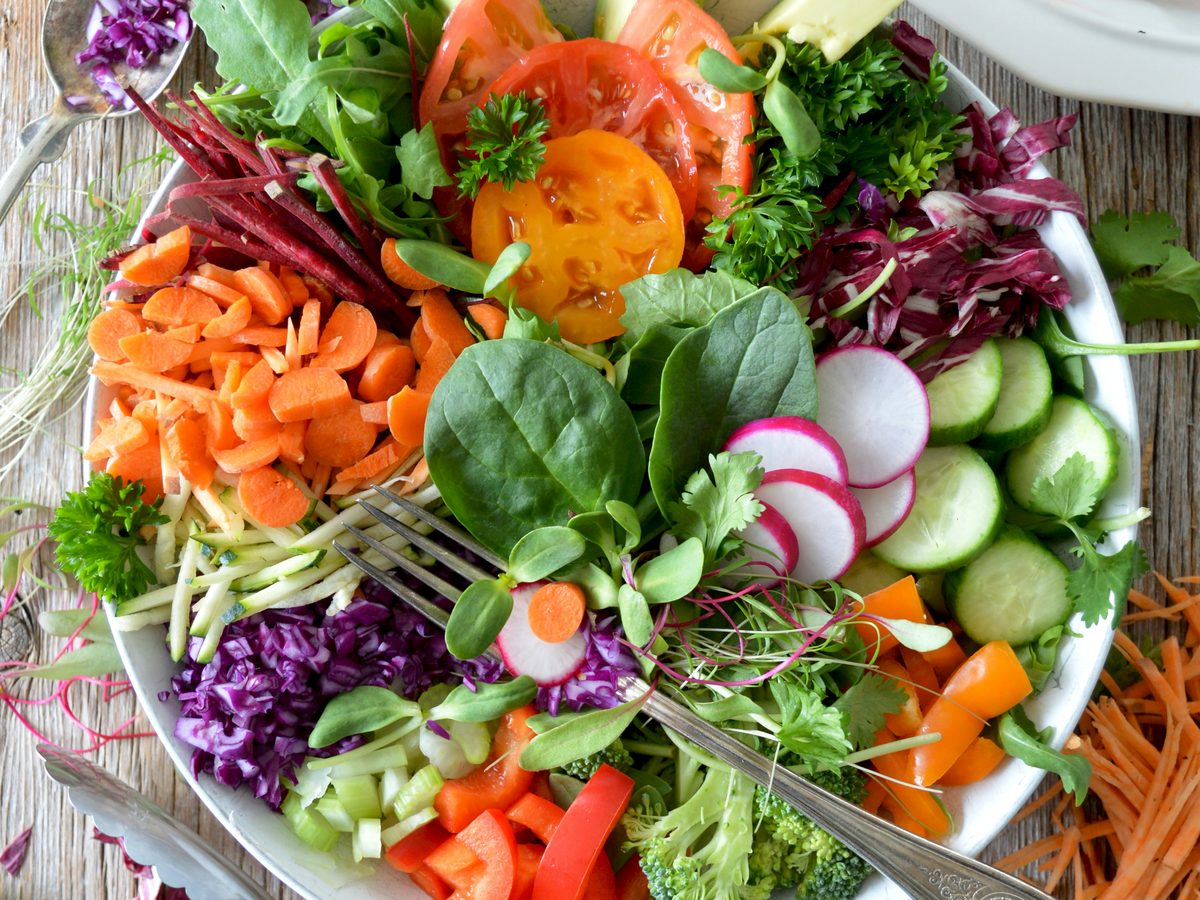Bunter Salat mit frischem Gemüse