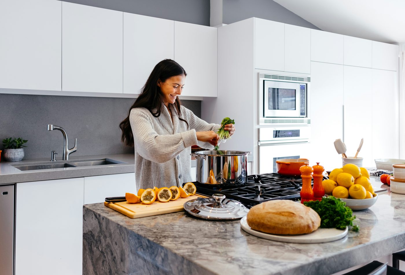 Foto einer Person beim Kochen in einer hellen Küche